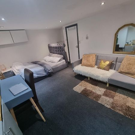 A Cosy Deluxe Size Studio With Queen Size And Sofa Bed Apartment Leeds  Ngoại thất bức ảnh
