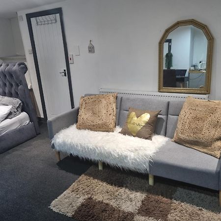 A Cosy Deluxe Size Studio With Queen Size And Sofa Bed Apartment Leeds  Ngoại thất bức ảnh