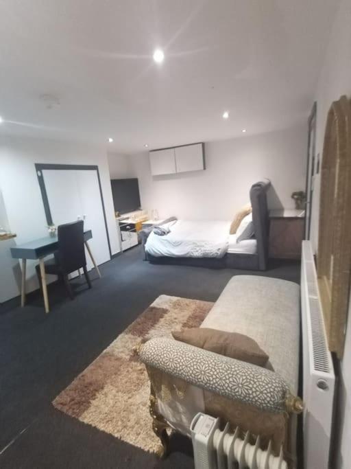 A Cosy Deluxe Size Studio With Queen Size And Sofa Bed Apartment Leeds  Ngoại thất bức ảnh
