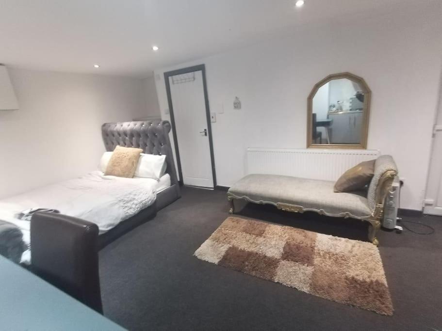 A Cosy Deluxe Size Studio With Queen Size And Sofa Bed Apartment Leeds  Ngoại thất bức ảnh
