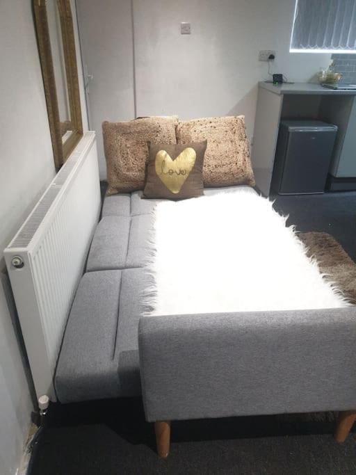 A Cosy Deluxe Size Studio With Queen Size And Sofa Bed Apartment Leeds  Ngoại thất bức ảnh