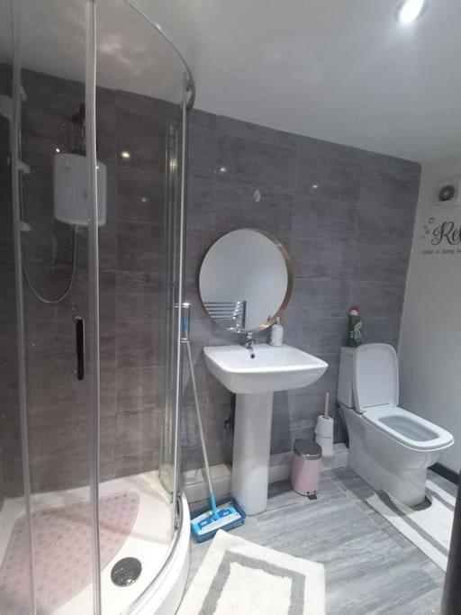 A Cosy Deluxe Size Studio With Queen Size And Sofa Bed Apartment Leeds  Ngoại thất bức ảnh