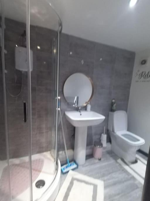 A Cosy Deluxe Size Studio With Queen Size And Sofa Bed Apartment Leeds  Ngoại thất bức ảnh