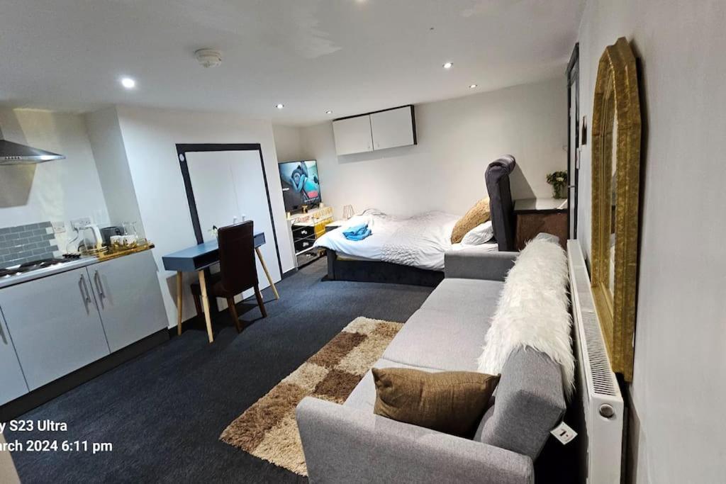 A Cosy Deluxe Size Studio With Queen Size And Sofa Bed Apartment Leeds  Ngoại thất bức ảnh