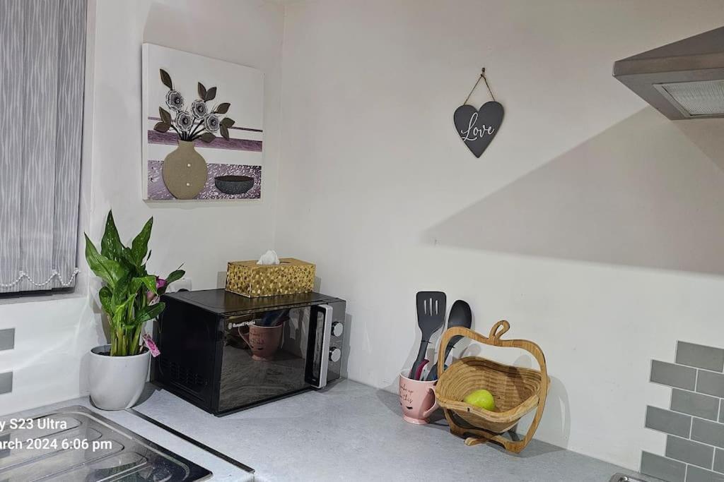 A Cosy Deluxe Size Studio With Queen Size And Sofa Bed Apartment Leeds  Ngoại thất bức ảnh