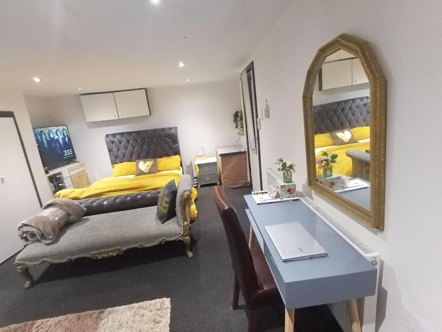 A Cosy Deluxe Size Studio With Queen Size And Sofa Bed Apartment Leeds  Ngoại thất bức ảnh