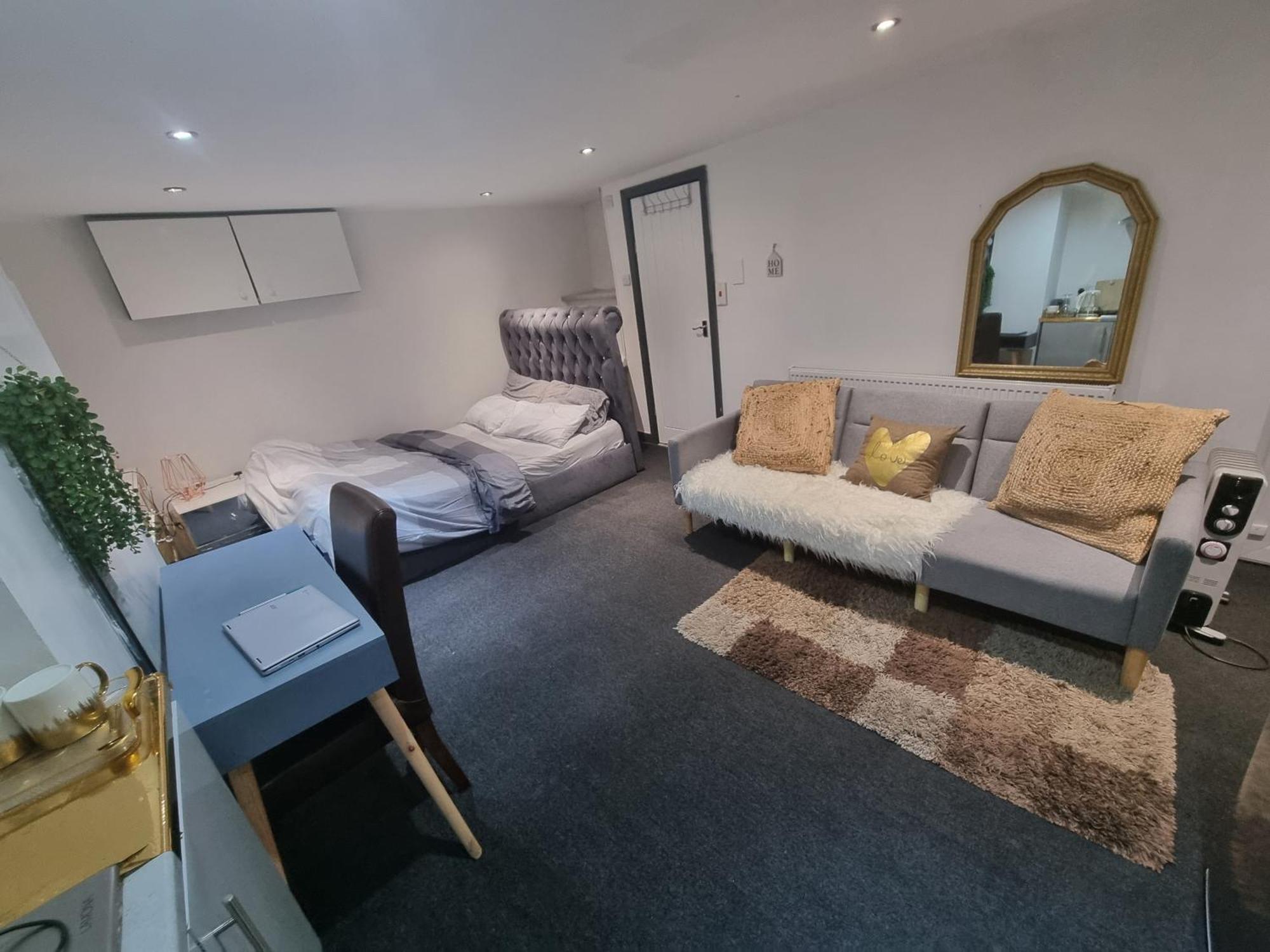 A Cosy Deluxe Size Studio With Queen Size And Sofa Bed Apartment Leeds  Ngoại thất bức ảnh