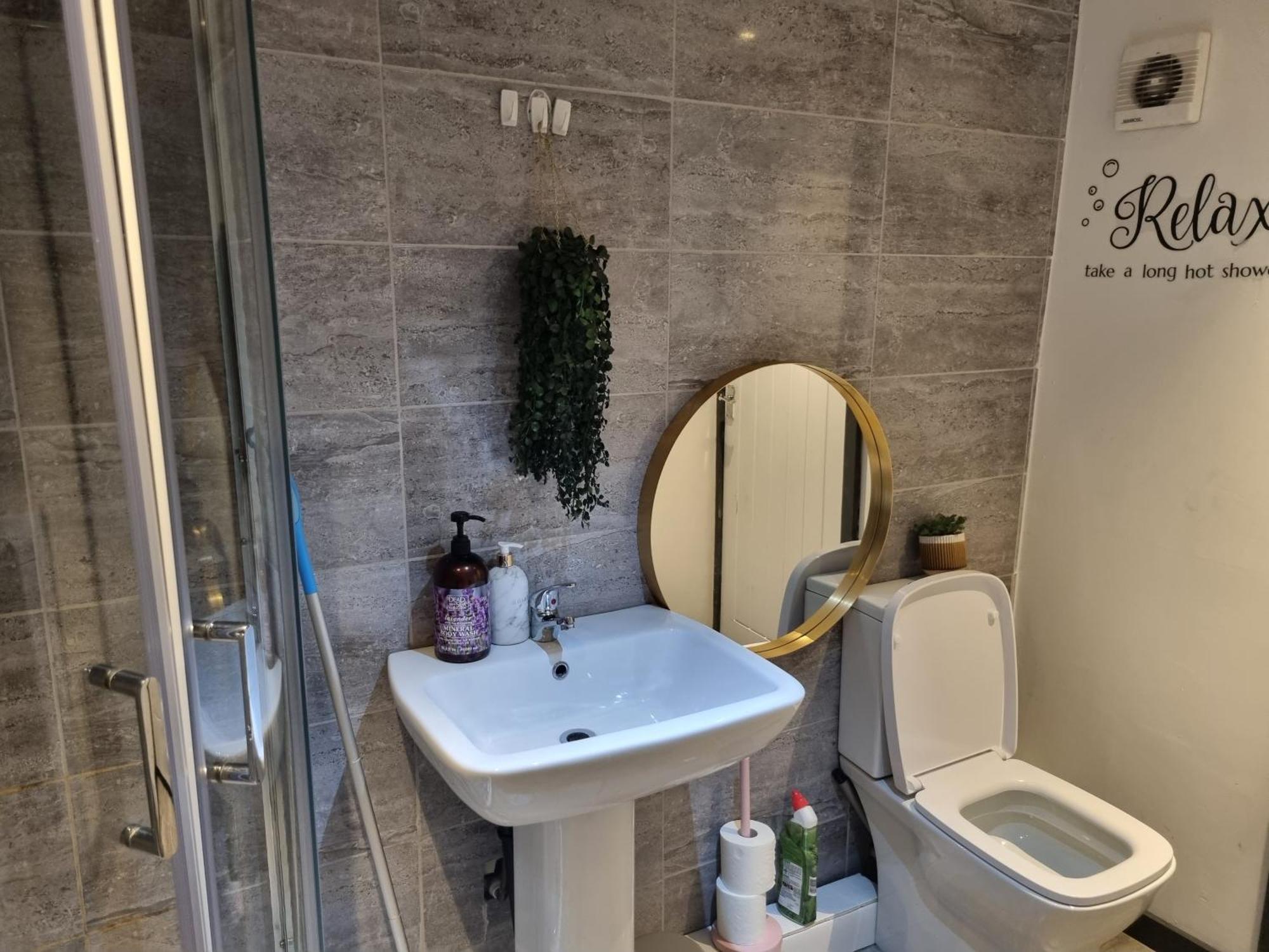 A Cosy Deluxe Size Studio With Queen Size And Sofa Bed Apartment Leeds  Ngoại thất bức ảnh